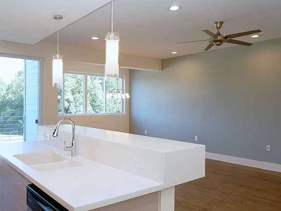 5th image of 604 N Bluff Dr Unit 124