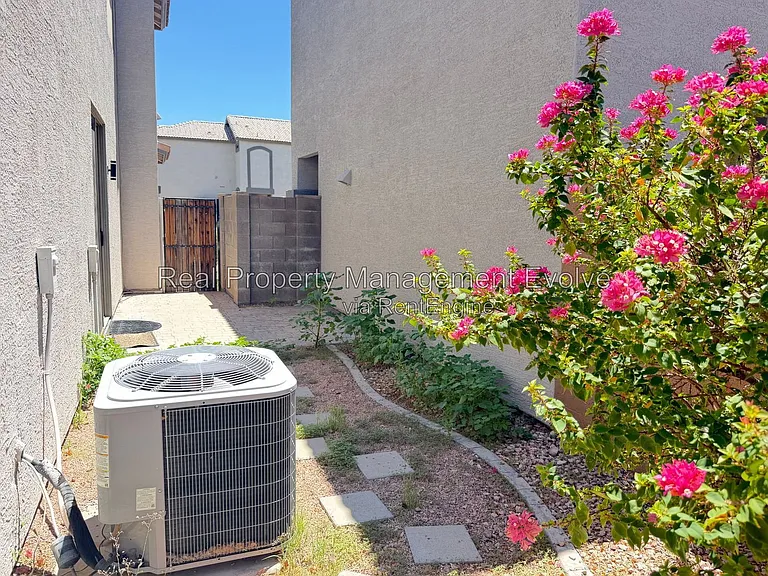 2060 N 30th St — Photo 30