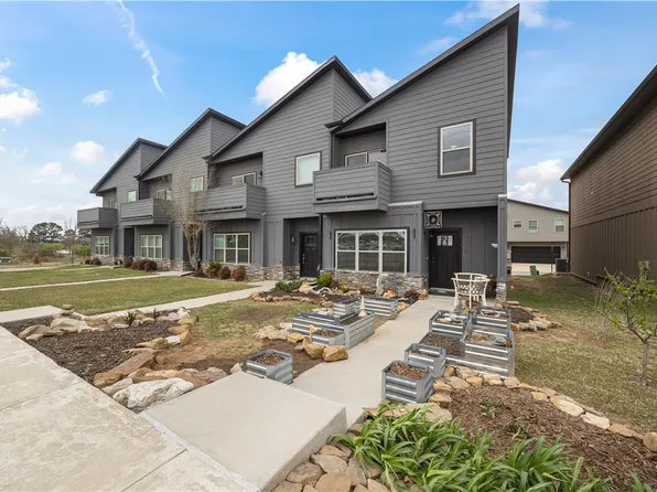 2240 W Moore Ln, Fayetteville, AR 72704