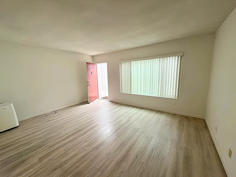 1630 Granville Ave #207 — Photo 2