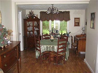 3rd image of 695 Robinhood Dr