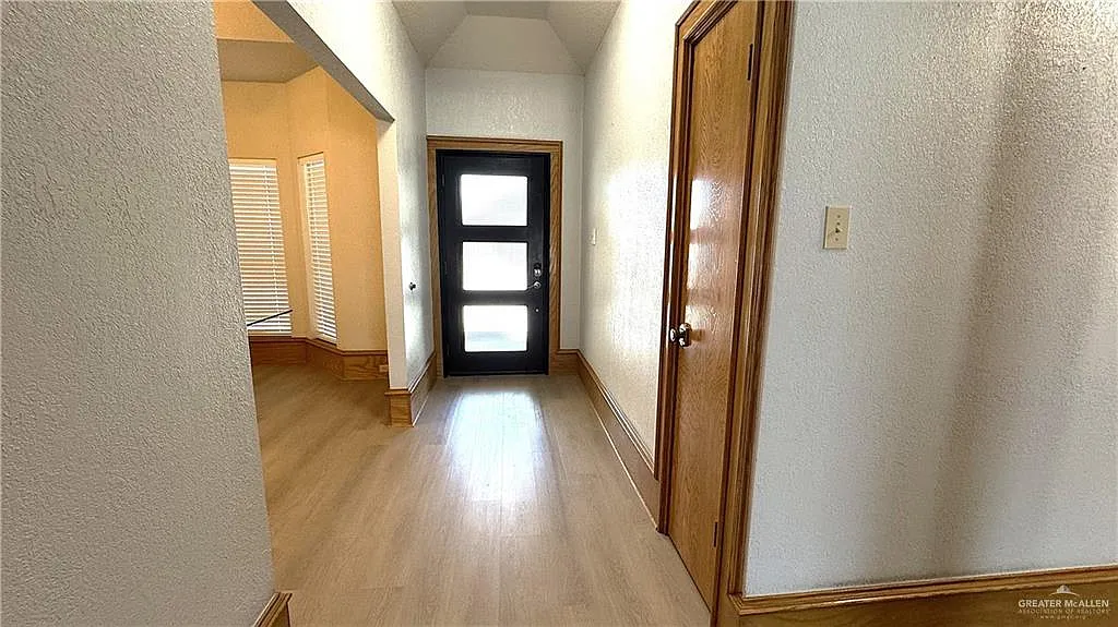 3 bed, 2.0 bath, 2292 sqft, $2,600 — Photo 4