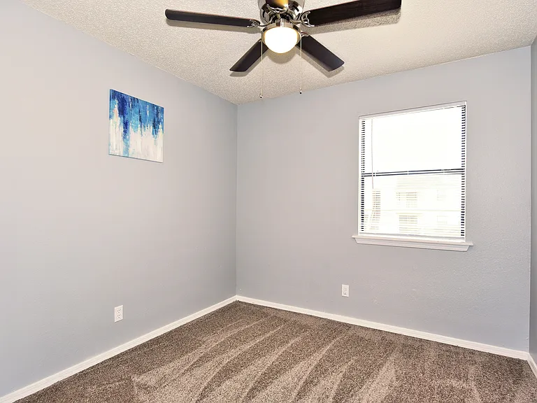 Shady Hollow Apartments — Photo 16