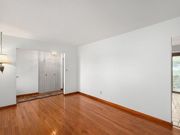 4th image of 1460 Cambridge Dr