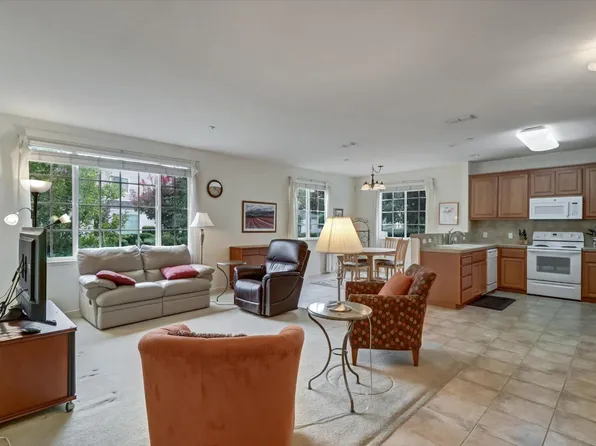 526 Entrada Dr APT 105, Novato, CA 94949