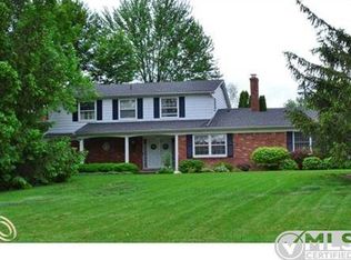 25468 Wykeshire Rd, Farmington Hills, MI 48336