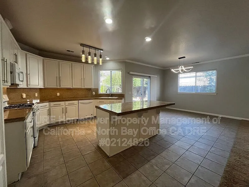4 bed, 2.0 bath, 2060 sqft, $2,900 — Photo 4