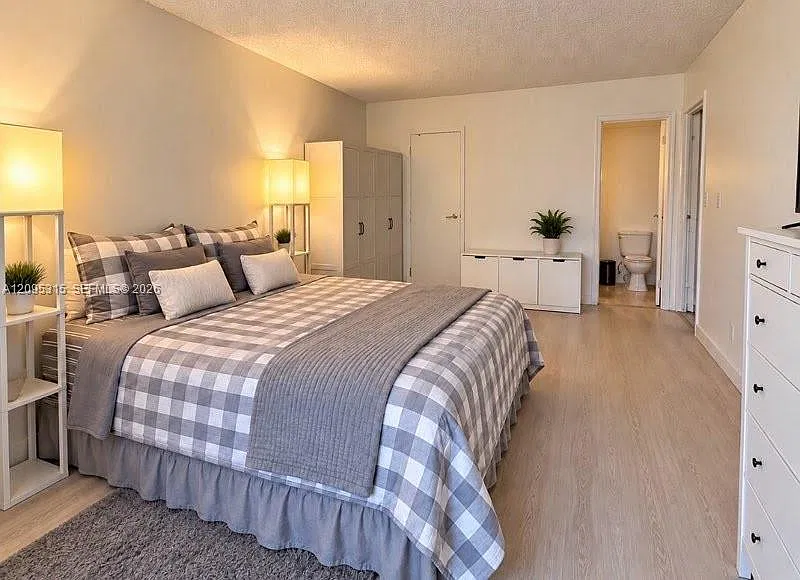 Desoto Park Condo — Photo 2