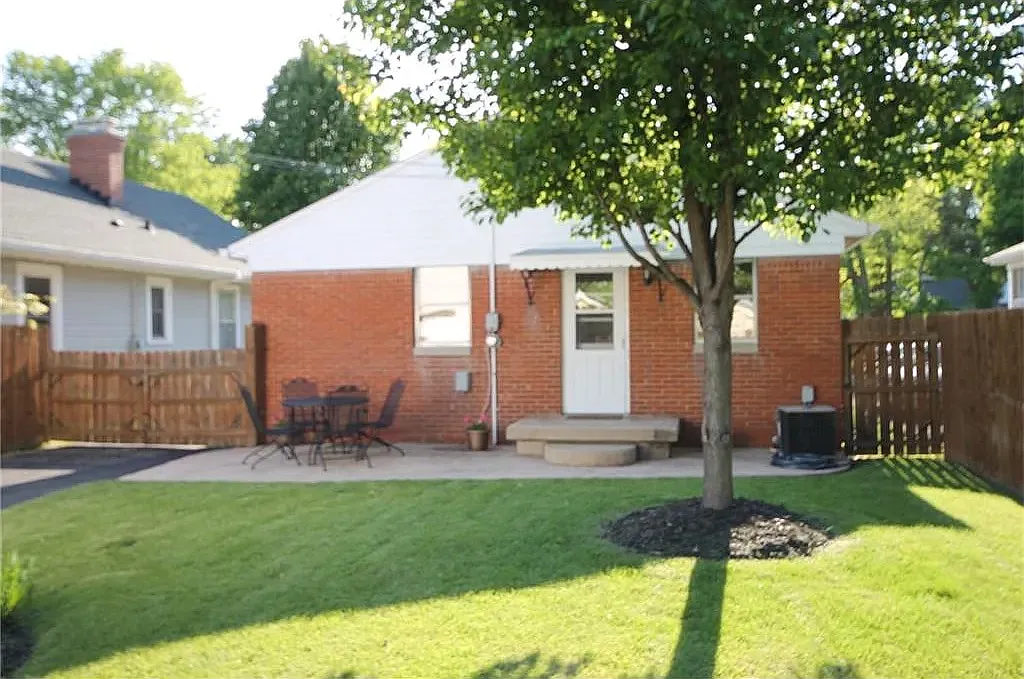 6177 Rosslyn Ave — Photo 3