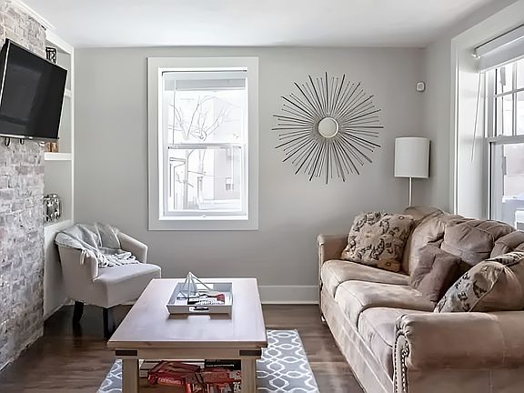 3rd image of 1105 Summit Ave