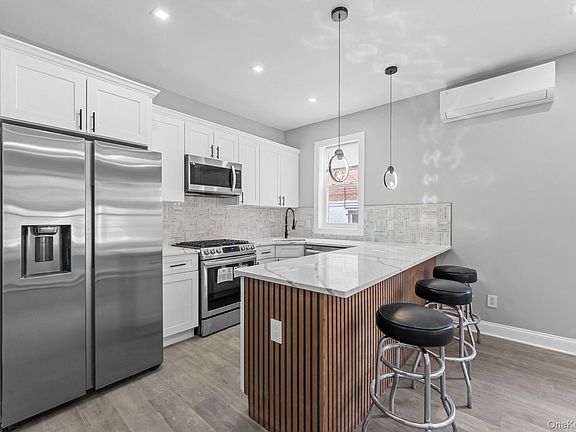 2nd image of 651 Saint Lawrence Avenue