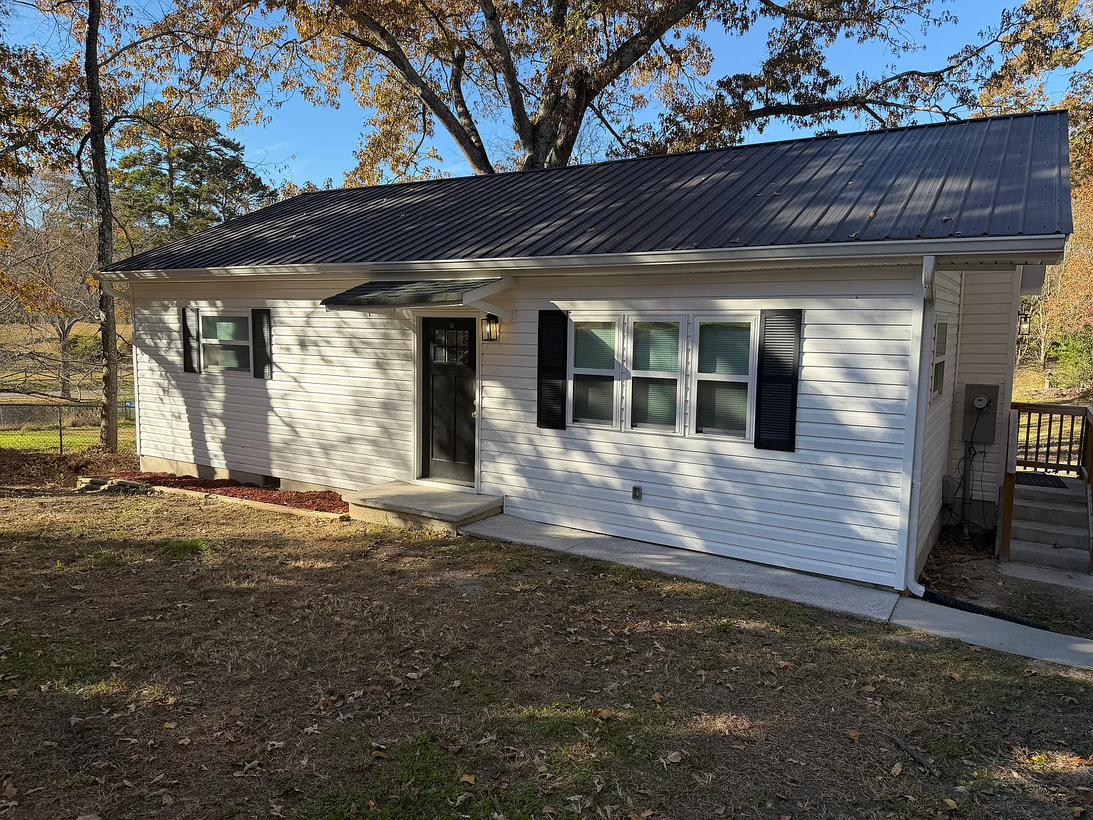 308 Lakeview Dr — Photo 1