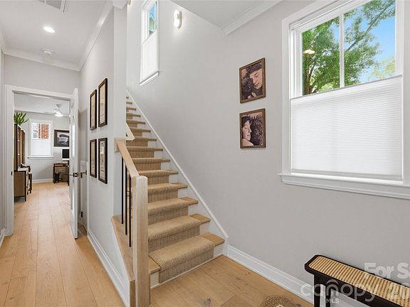 5th image of 3060 Selwyn Ave