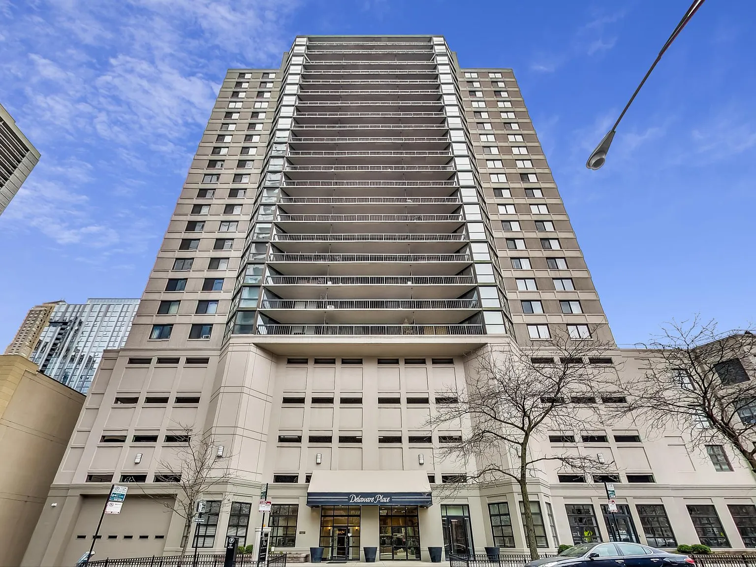 33 W Delaware Pl — Photo 3