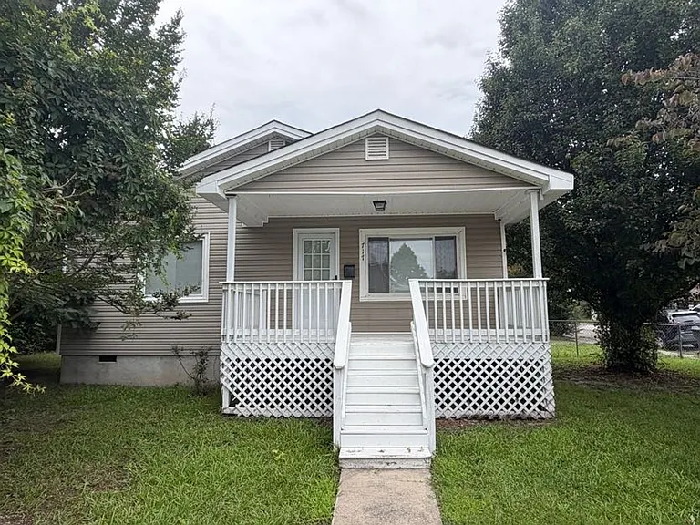 717 Eve St — Photo 1