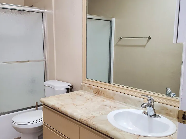 1422 N Martel Ave #5 — Photo 9