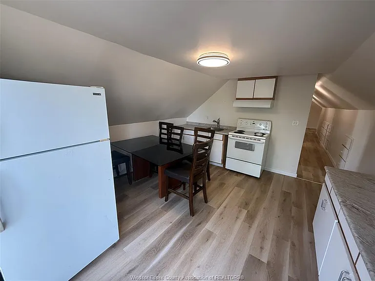699 Charlotte St #UPPER — Photo 2
