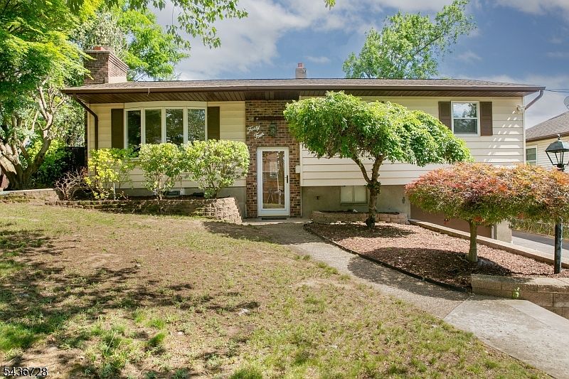 1st image of 44 Adelphia Rd