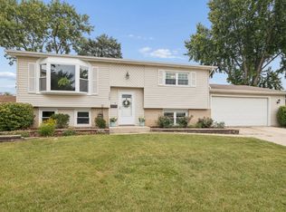 5700 Victoria Dr, Oak Forest, IL 60452