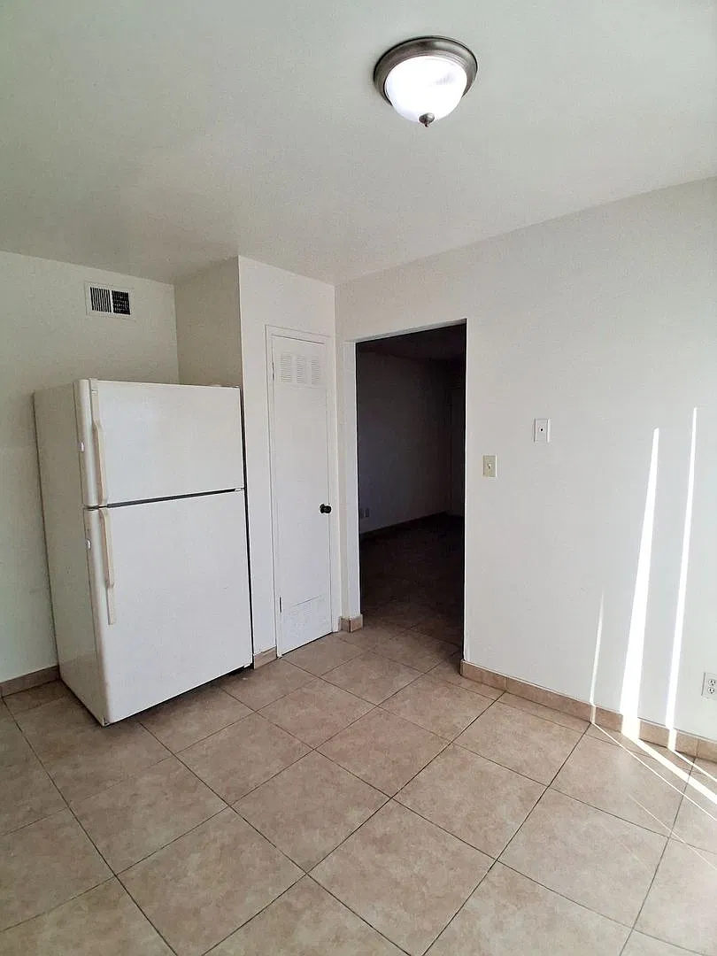 2610 Lind — Photo 4