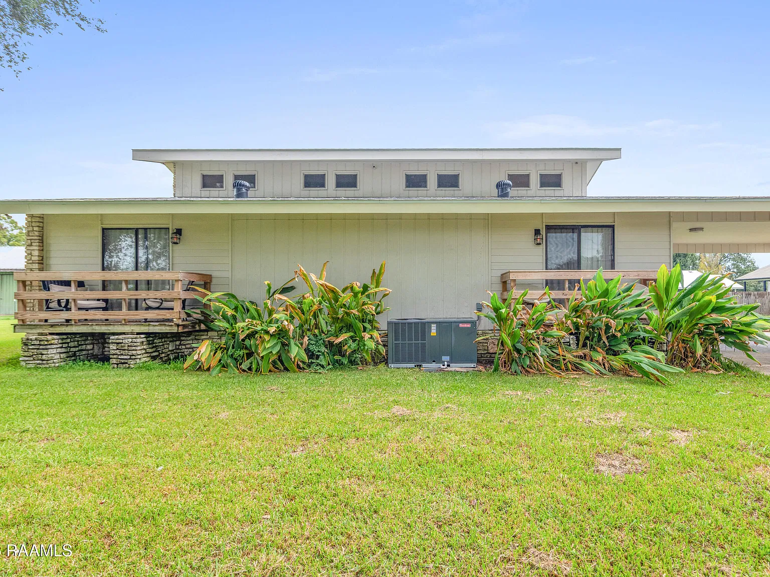 3 bed, 3.5 bath, 1870 sqft, $2,500 — Photo 1