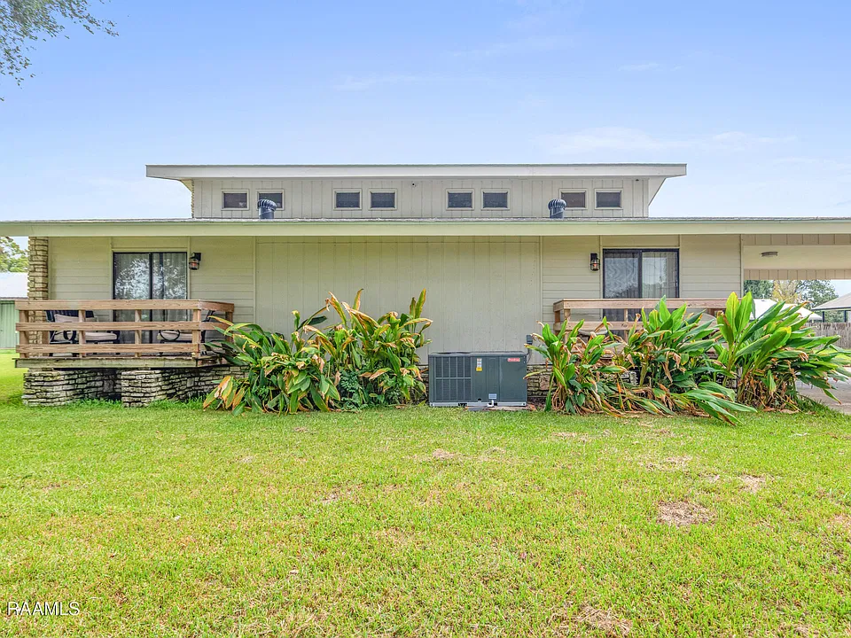 1099 Vieux Jacquet Rd