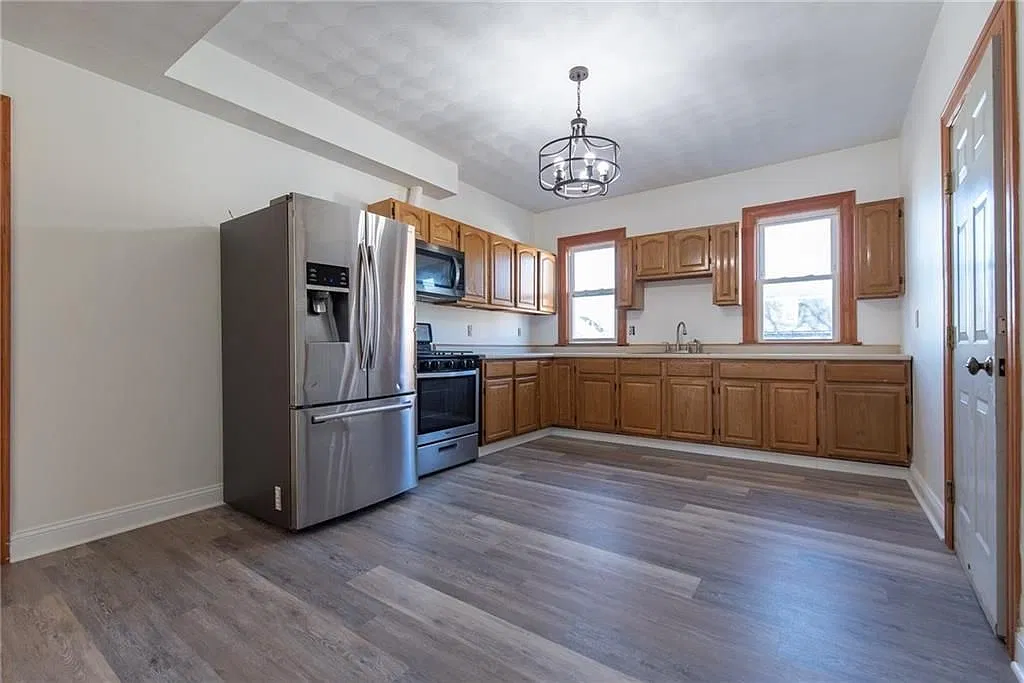 3 bed, 1.0 bath, 1384 sqft, $2,200 — Photo 3