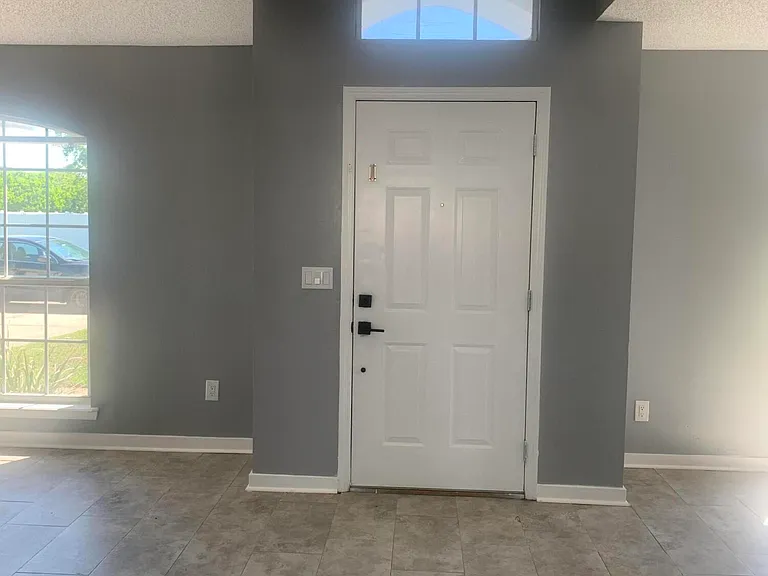 1752 Glen Laurel Dr — Photo 2
