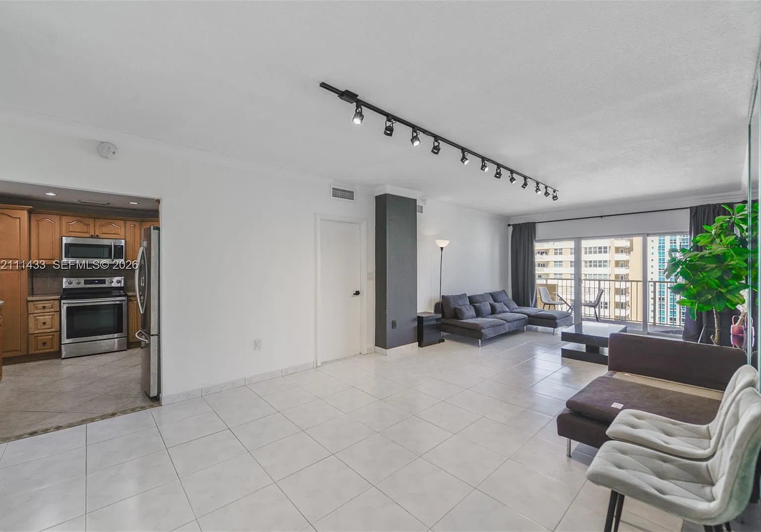 Hemispheres Condo — Photo 3