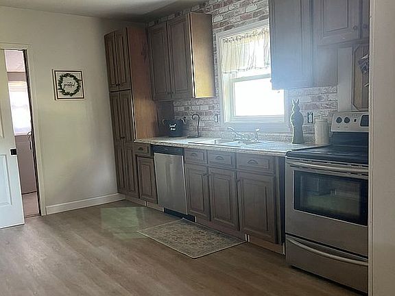 3rd image of 251 Cherry St