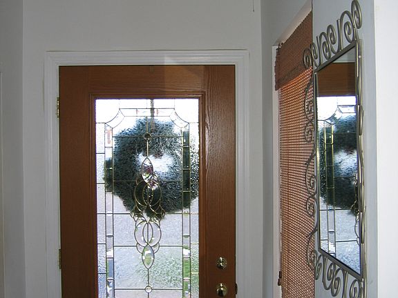 foyer w/ Pella door