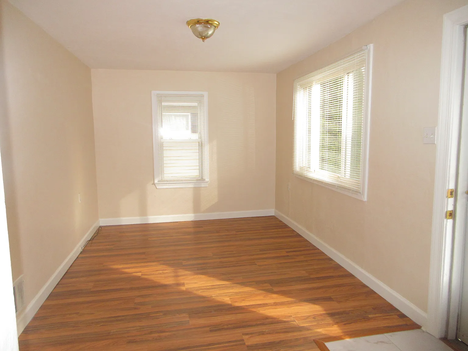 3 bed, 1000 sqft, $1,400 — Photo 3