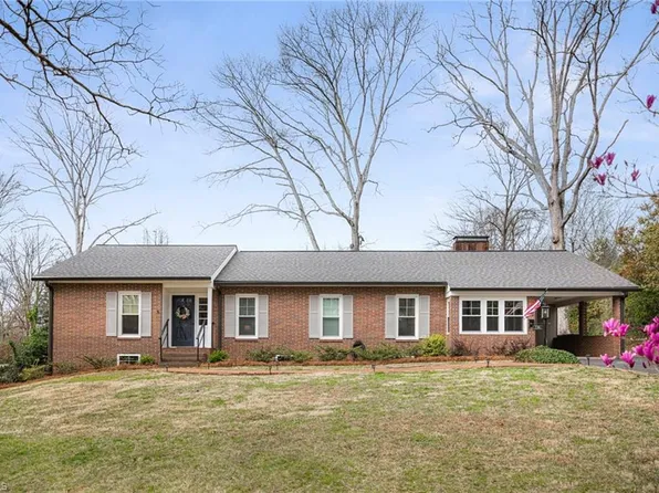 736 Quarterstaff Rd, Winston Salem, NC 27104