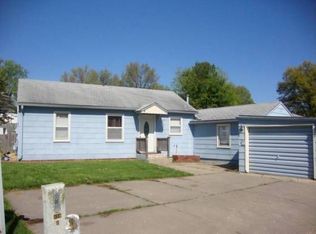 908 1/2 Columbus St, Pella, IA 50219
