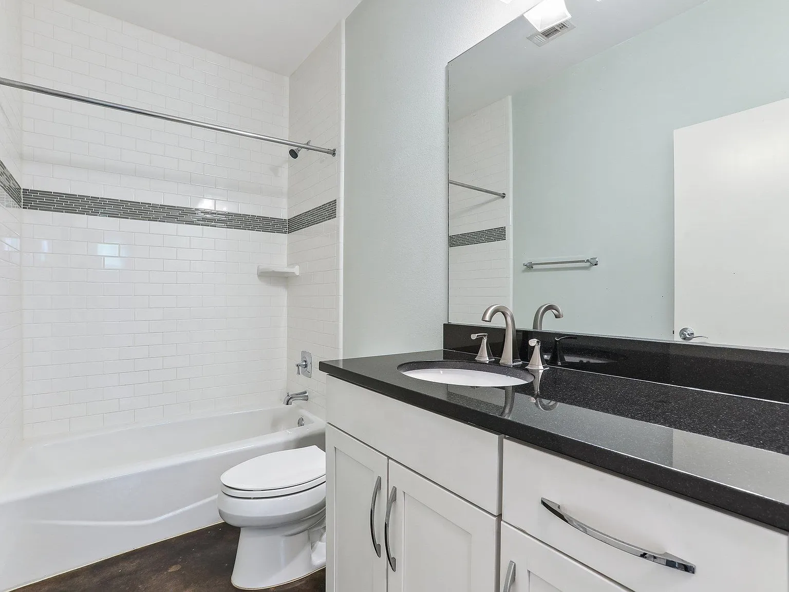 5 bed, 4.0 bath, 2258 sqft, $4,750 — Photo 4