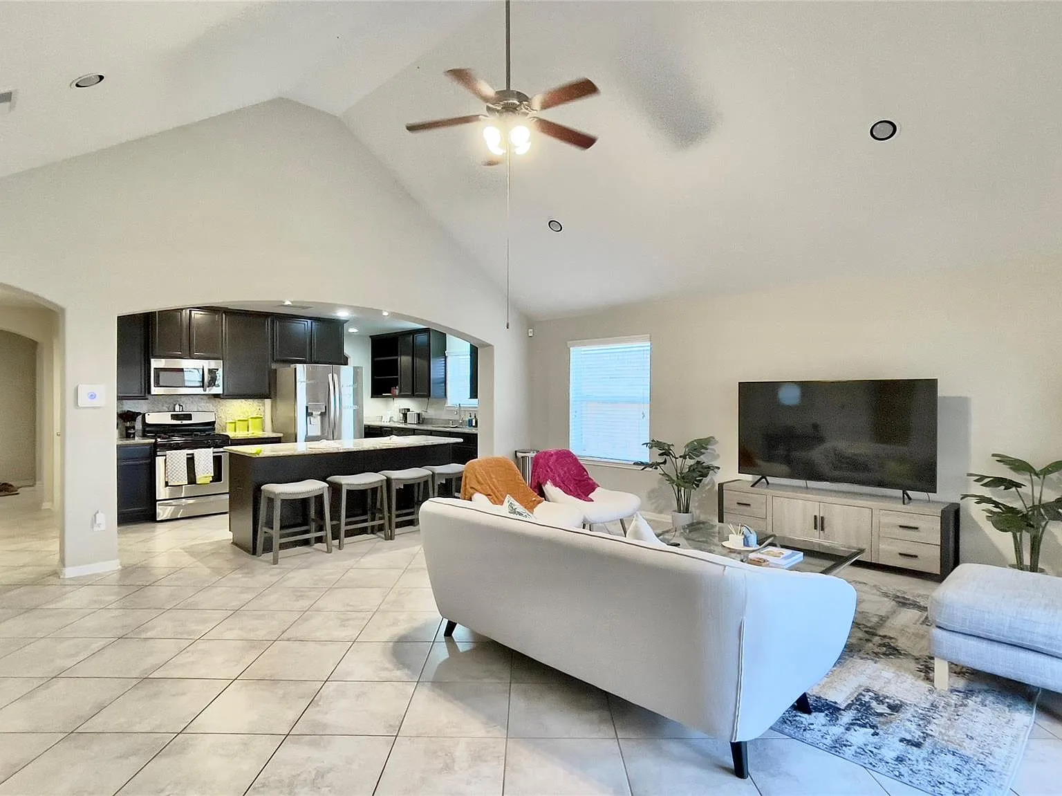 3 bed, 2.0 bath, 1894 sqft, $2,500 — Photo 4