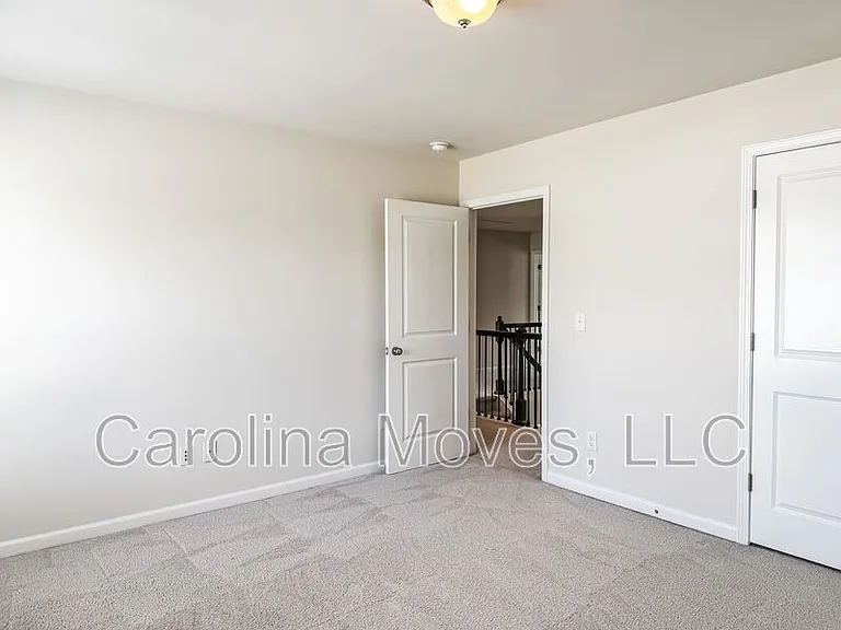 400 Raleighwood Ln — Photo 17