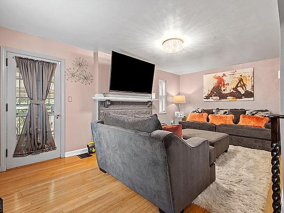 5th image of 216 Oak St