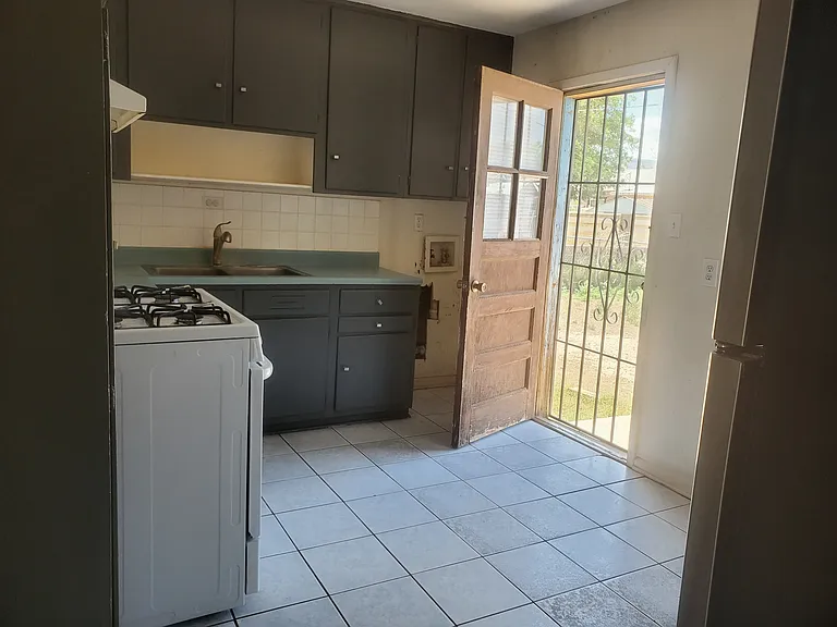 1104 Dexter Ln — Photo 11