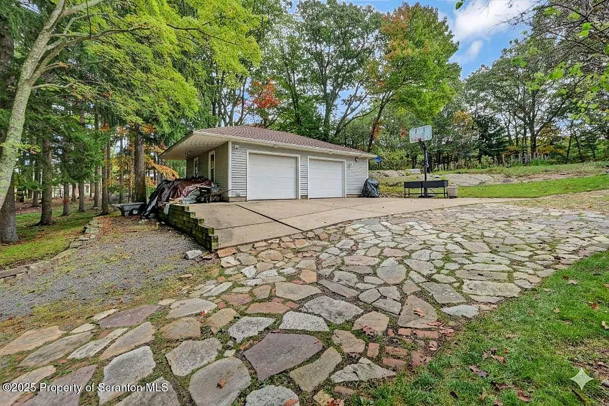 4 bed, 2.5 bath, 3640 sqft, $4,500 — Photo 4