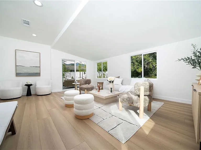 1026 La Presa Dr — Photo 7