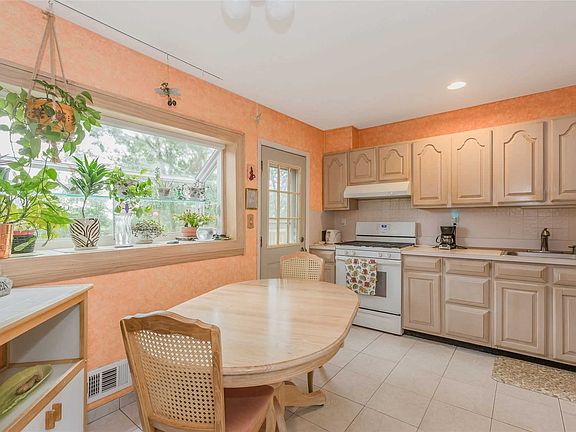 5th image of 22 Barrington Dr