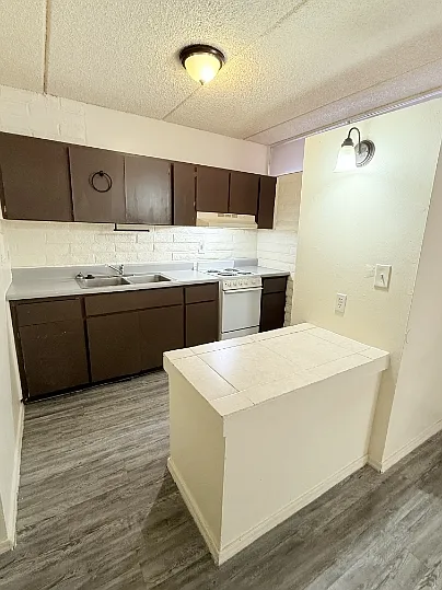 BROADWAY APARTMENTS — Photo 25