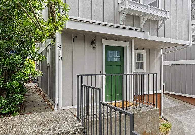 910 N 74th St — Photo 3