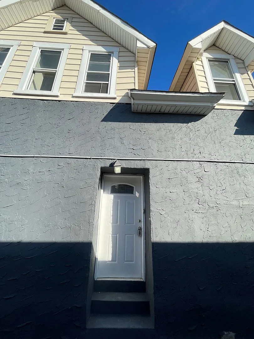 Updated 1 Bed 1 Bath 2nd Floor Apartment — Photo 4