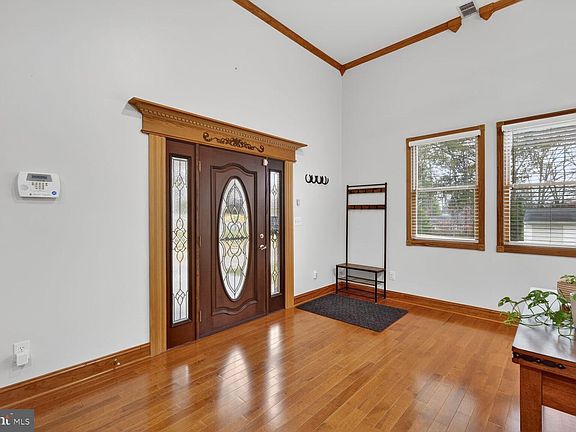 3rd image of 4406 Roundhill Rd