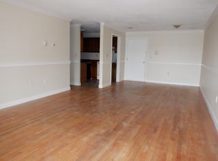 80 Kane St APT C2, West Hartford, CT 06119