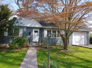 3 Park Pl, Great Neck, NY 11024