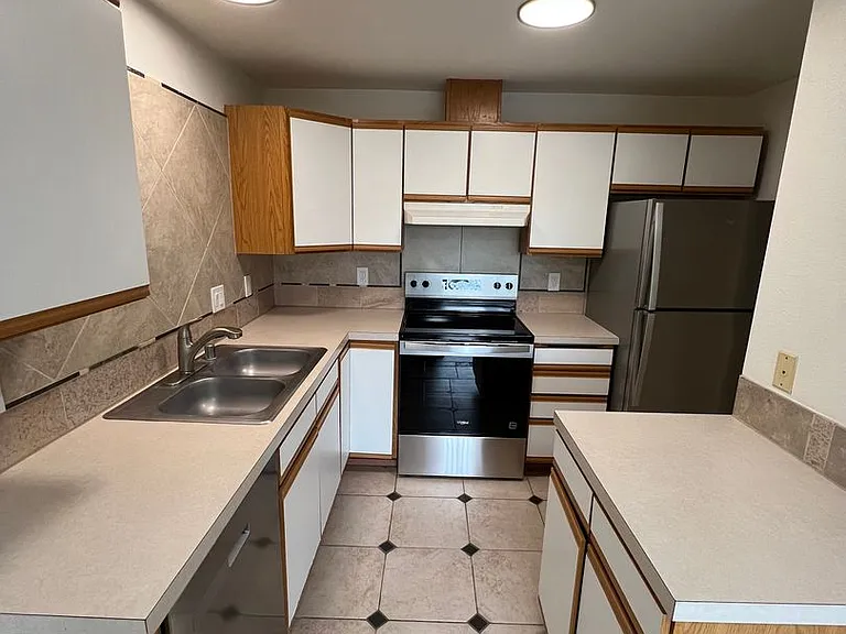 Twin Peaks Apartments — Photo 2