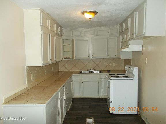 4th image of 2751 Brookwood Dr
